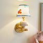Frendorf | Cartoon Monkey Wandlamp Resin 1 Licht Kind Bedside Wandlicht met Stoffen Kappen in Messing
