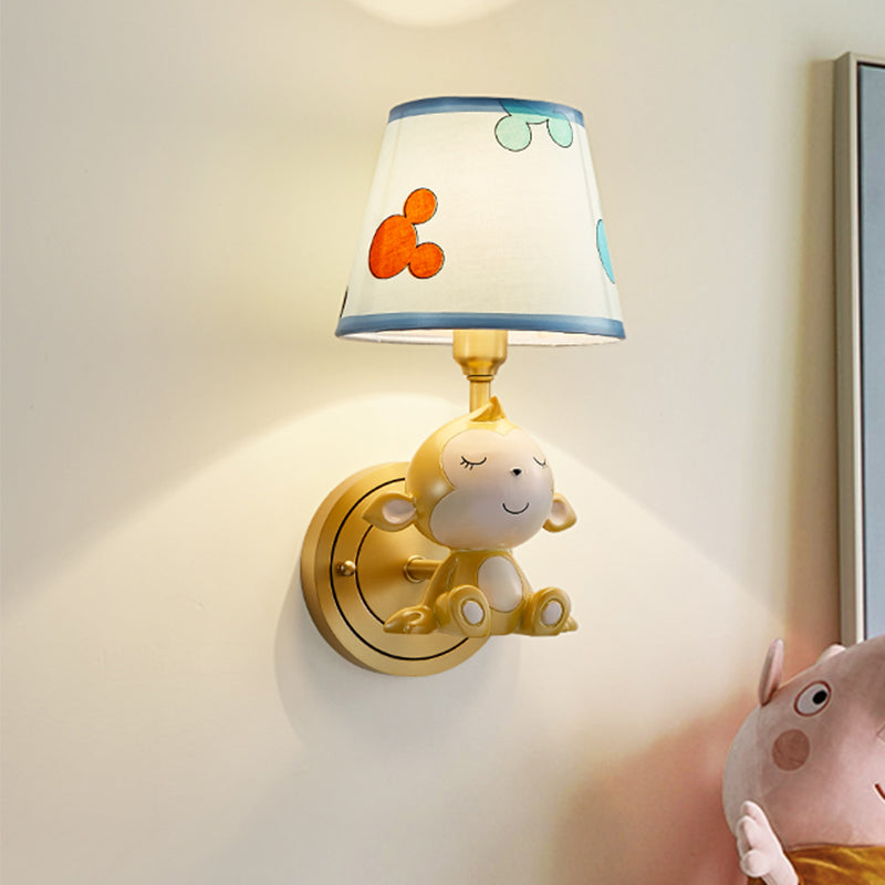 Frendorf | Cartoon Monkey Wandlamp Resin 1 Licht Kind Bedside Wandlicht met Stoffen Kappen in Messing