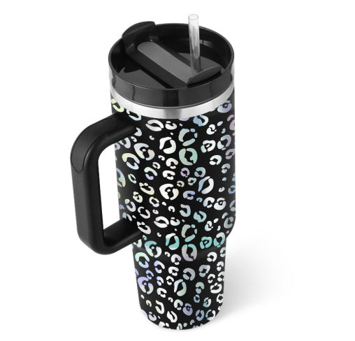 40 Oz Tumbler mit Griff Strohhalm isoliert