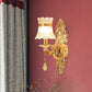 Frendorf | 1 Glühbirne Blume/Sektor Wandmontierte Lampe Traditionelle Klare Gerippte Glas Wandleuchte mit Gold Geschnitztem Arm