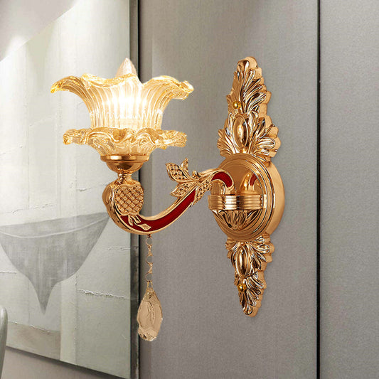 Frendorf | 1 Glühbirne Blume/Sektor Wandmontierte Lampe Traditionelle Klare Gerippte Glas Wandleuchte mit Gold Geschnitztem Arm