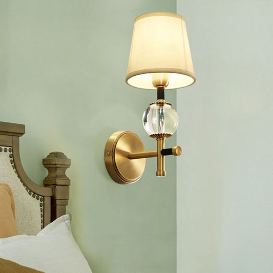 Frendorf | 1/2-Kopf Schlafzimmer Wandlampe Modernismus Messing-Finish Klare Kristall Wandleuchte mit konischem Stoffschirm