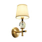 Frendorf | 1/2-Kopf Schlafzimmer Wandlampe Modernismus Messing-Finish Klare Kristall Wandleuchte mit konischem Stoffschirm