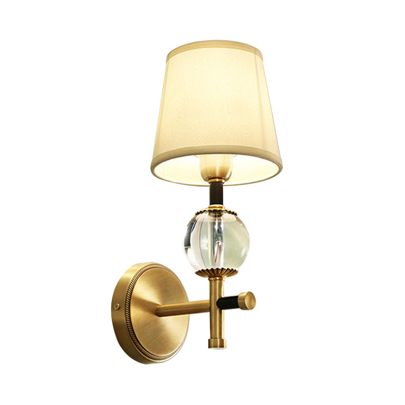 Frendorf | 1/2-Kopf Schlafzimmer Wandlampe Modernismus Messing-Finish Klare Kristall Wandleuchte mit konischem Stoffschirm