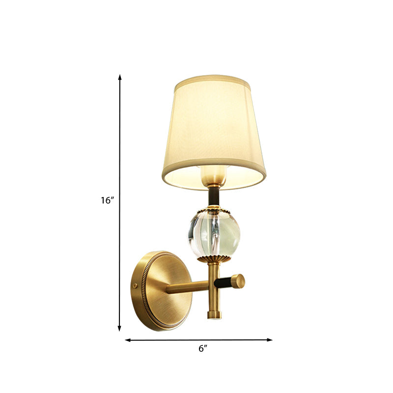 Frendorf | 1/2-Kopf Schlafzimmer Wandlampe Modernismus Messing-Finish Klare Kristall Wandleuchte mit konischem Stoffschirm