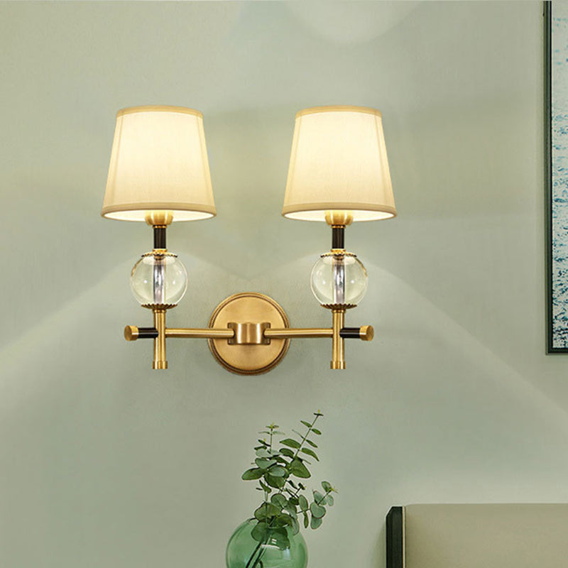 Frendorf | 1/2-Kopf Schlafzimmer Wandlampe Modernismus Messing-Finish Klare Kristall Wandleuchte mit konischem Stoffschirm
