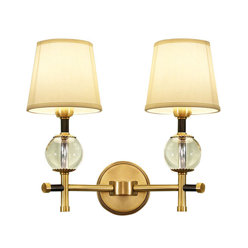 Frendorf | 1/2-Kopf Schlafzimmer Wandlampe Modernismus Messing-Finish Klare Kristall Wandleuchte mit konischem Stoffschirm