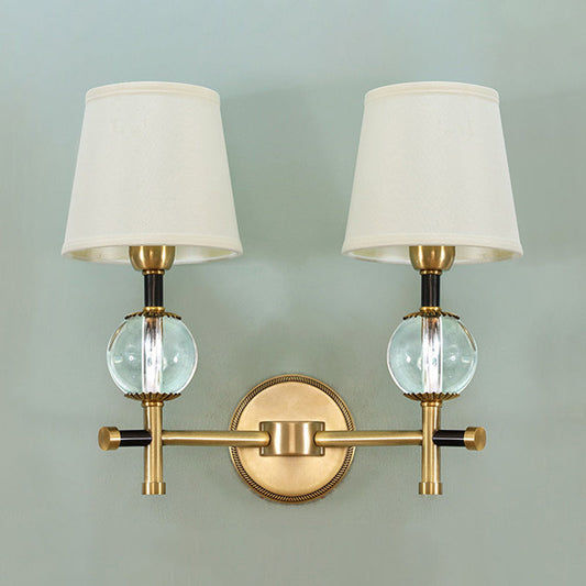 Frendorf | 1/2-Kopf Schlafzimmer Wandlampe Modernismus Messing-Finish Klare Kristall Wandleuchte mit konischem Stoffschirm