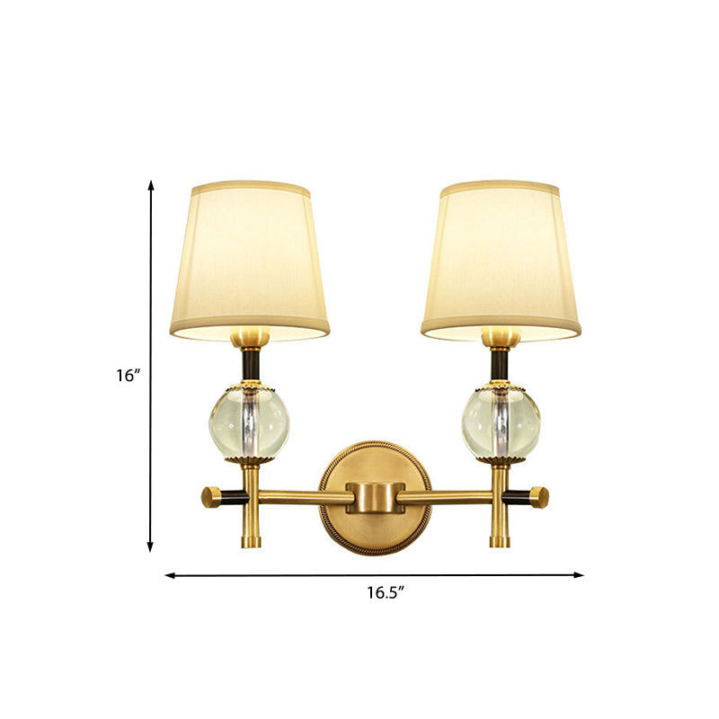 Frendorf | 1/2-Kopf Schlafzimmer Wandlampe Modernismus Messing-Finish Klare Kristall Wandleuchte mit konischem Stoffschirm