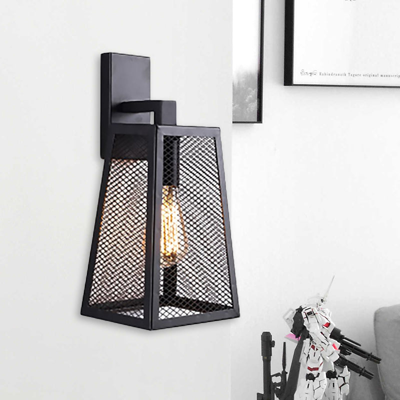 Frendorf | Schwarz Mesh Cage Wandleuchte mit trapezförmigem Schirm Bauernhaus Stil Metall 1 Licht Innenwandleuchte