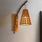 Bamboo konische Schirm Wandbeleuchtung mit hohler Gestaltung Lodge Stil 1-Kopf Holz Wandlampe für Schlafzimmer, links/rechts
