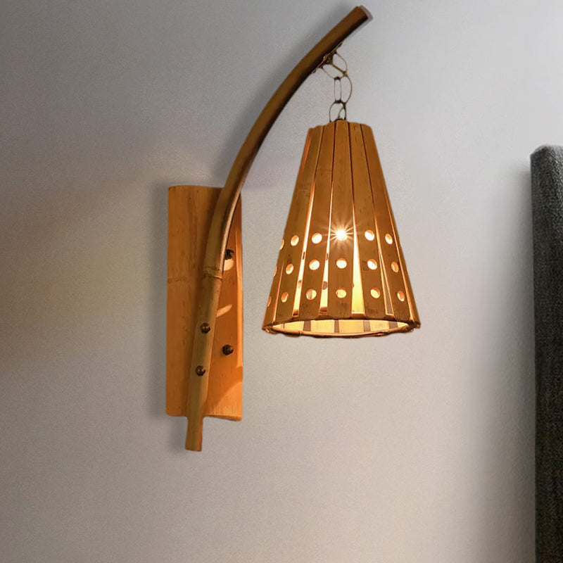 Bamboo konische Schirm Wandbeleuchtung mit hohler Gestaltung Lodge Stil 1-Kopf Holz Wandlampe für Schlafzimmer, links/rechts