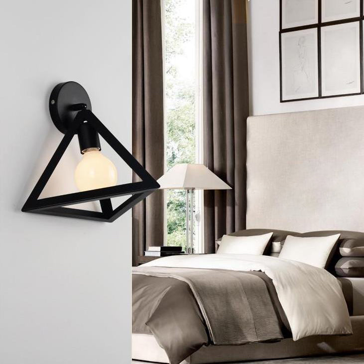 Frendorf | Metalen Gevangen Wandlamp met Driehoek Shade Loftstijl 1 Licht Slaapkamer Wandlamp in Zwart