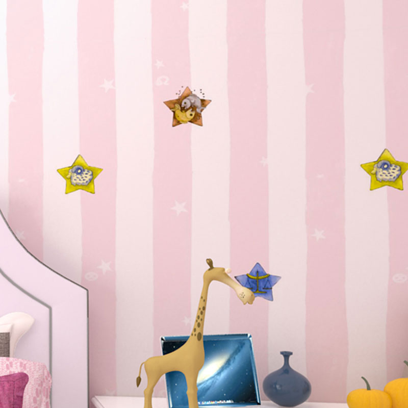 Frendorf | 33' x 20.5" Minimalistische Tapetenrolle für Kinderzimmer mit Cartoon-Stern- und Streifendessin in sanften Farben