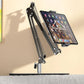 Ausziehbarer, versteckter Telefon-/Tablethalter am Bett