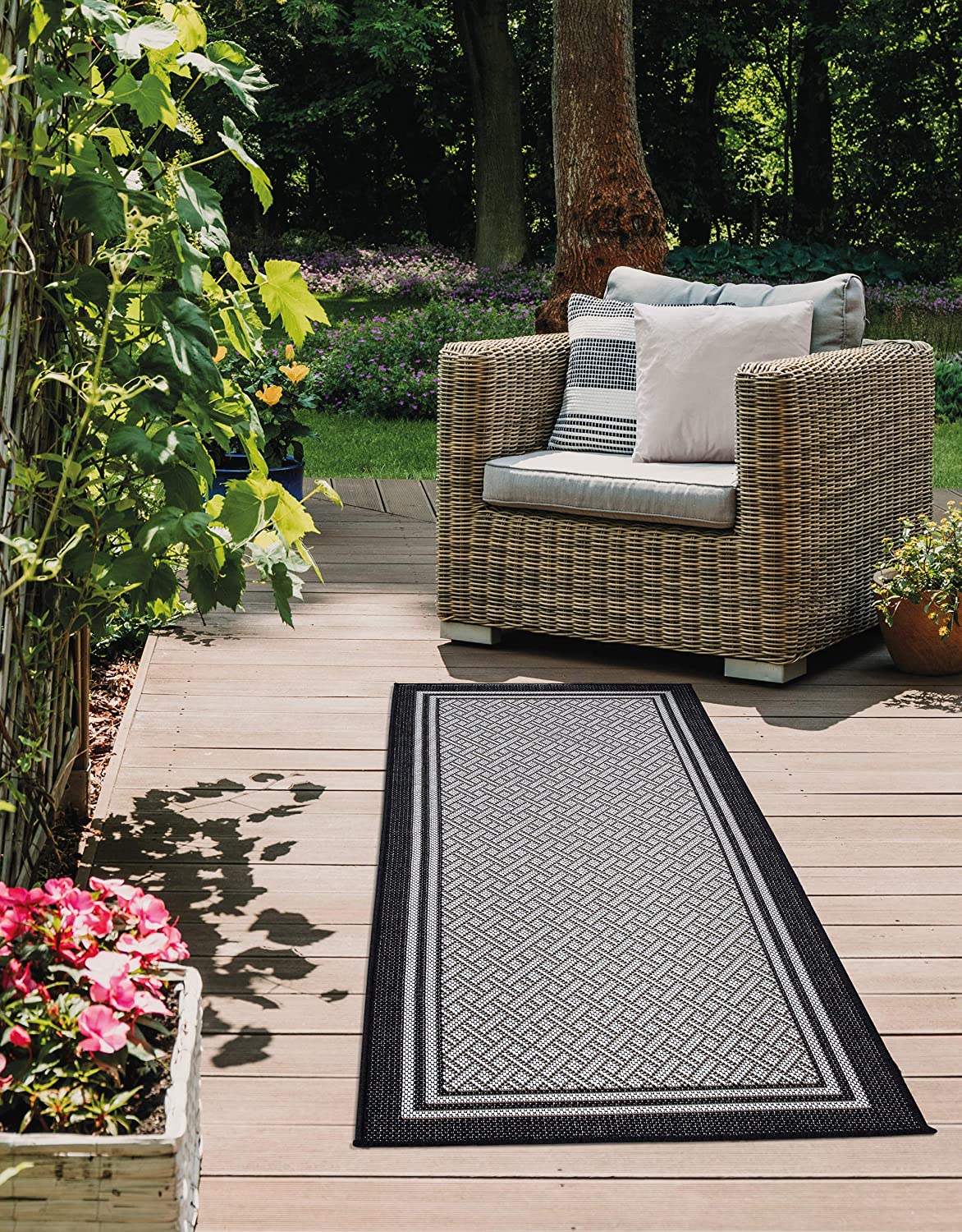 Jardin Indoor/Outdoor Bordered Runner Teppich, Schwarz, 2'X5',