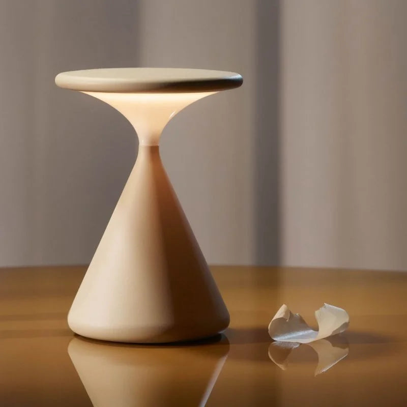 Frendorf | Aeron Sanduhr Dimmbare LED Tischlampe – Elegantes und kabelloses Licht