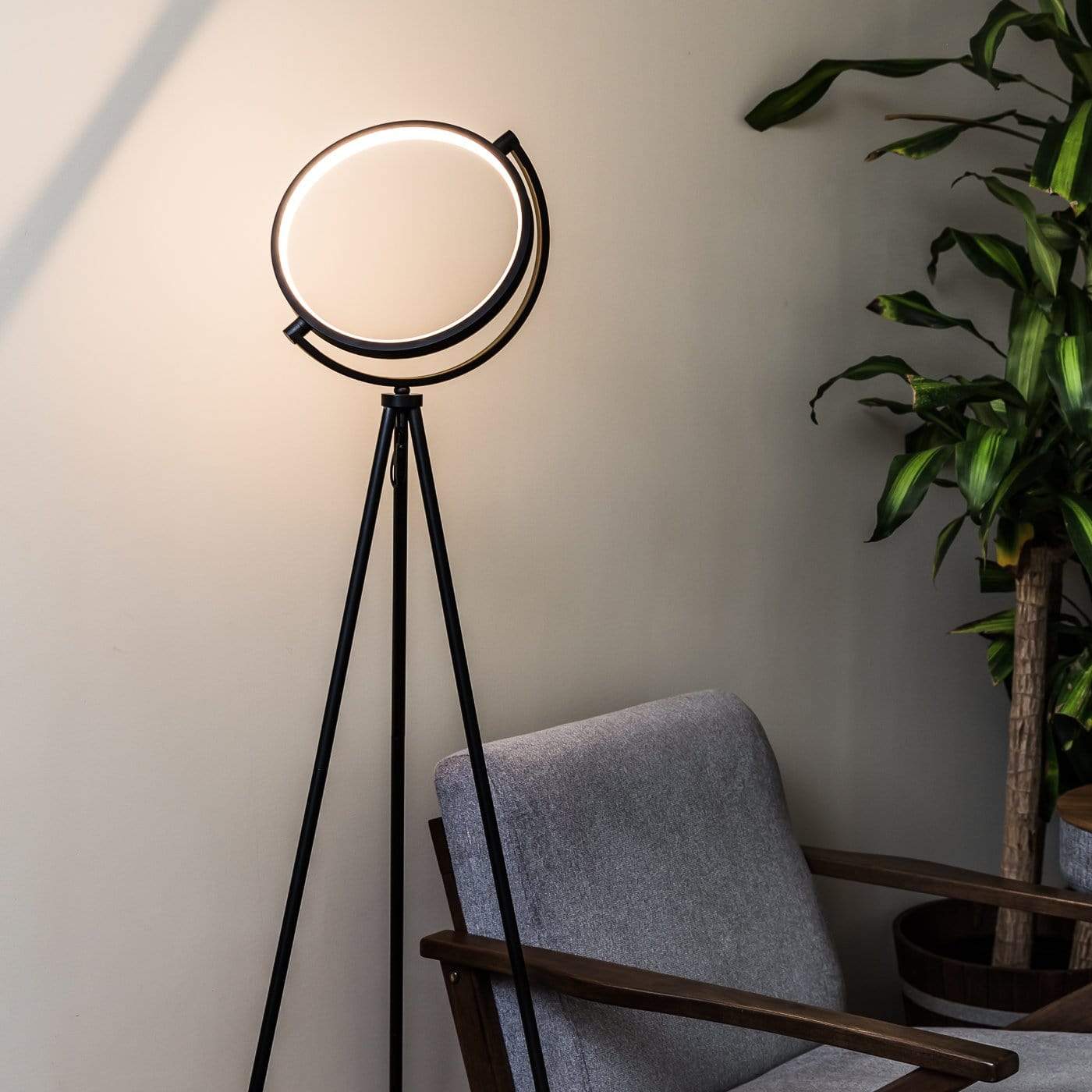 Frendorf | HaloLux Stehlampe mit LED | Modernes Design | Stimmungsvolle Beleuchtung für Zuhause und Büro
