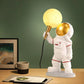 Frendorf | CosmoGlow™ Astronaut LED Tischlampe | Stimmungslicht für Weltraum-Fans | Dekoleuchte für Zuhause & Büro