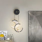 Zeitgenössische nordische Astronauten-Mond-Sterne-Muster-Acryl-Eisen-LED-Wandleuchte für das Wohnzimmer