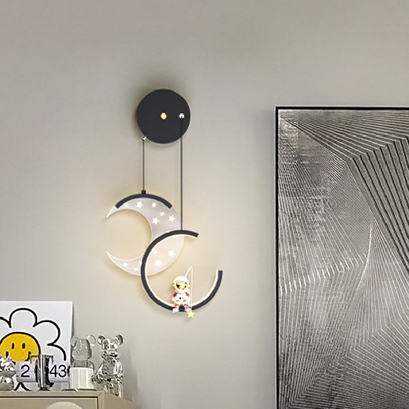 Zeitgenössische nordische Astronauten-Mond-Sterne-Muster-Acryl-Eisen-LED-Wandleuchte für das Wohnzimmer