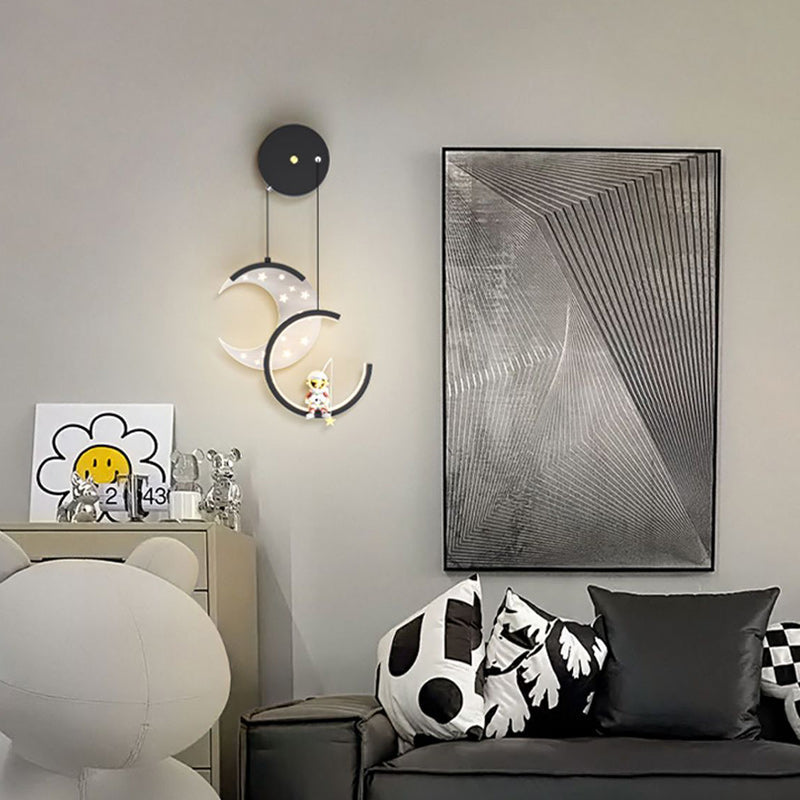 Zeitgenössische nordische Astronauten-Mond-Sterne-Muster-Acryl-Eisen-LED-Wandleuchte für das Wohnzimmer