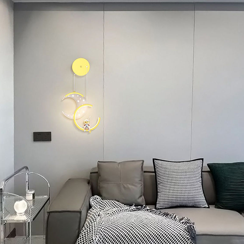 Zeitgenössische nordische Astronauten-Mond-Sterne-Muster-Acryl-Eisen-LED-Wandleuchte für das Wohnzimmer