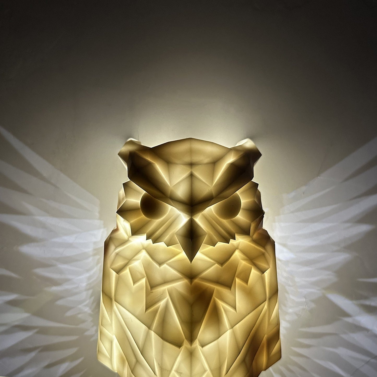 Zeitgenössische kreative 3D-gedruckte Uhu-Kunststoff-LED-Wandlampe für das Wohnzimmer
