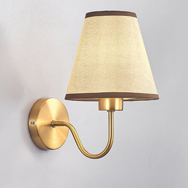 Zeitgenössische nordische runde gebogene Stangen-Eisen-Stoffschirm 1-Licht Wandleuchte Lampe für Wohnzimmer