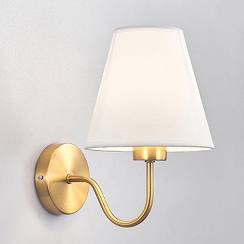 Zeitgenössische nordische runde gebogene Stangen-Eisen-Stoffschirm 1-Licht Wandleuchte Lampe für Wohnzimmer