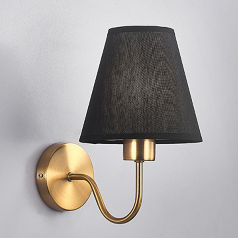 Zeitgenössische nordische runde gebogene Stangen-Eisen-Stoffschirm 1-Licht Wandleuchte Lampe für Wohnzimmer