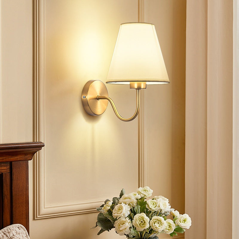 Zeitgenössische nordische runde gebogene Stangen-Eisen-Stoffschirm 1-Licht Wandleuchte Lampe für Wohnzimmer