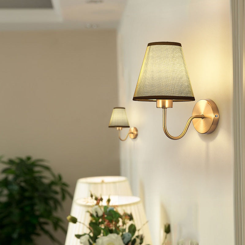 Zeitgenössische nordische runde gebogene Stangen-Eisen-Stoffschirm 1-Licht Wandleuchte Lampe für Wohnzimmer