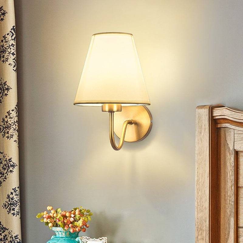 Zeitgenössische nordische runde gebogene Stangen-Eisen-Stoffschirm 1-Licht Wandleuchte Lampe für Wohnzimmer