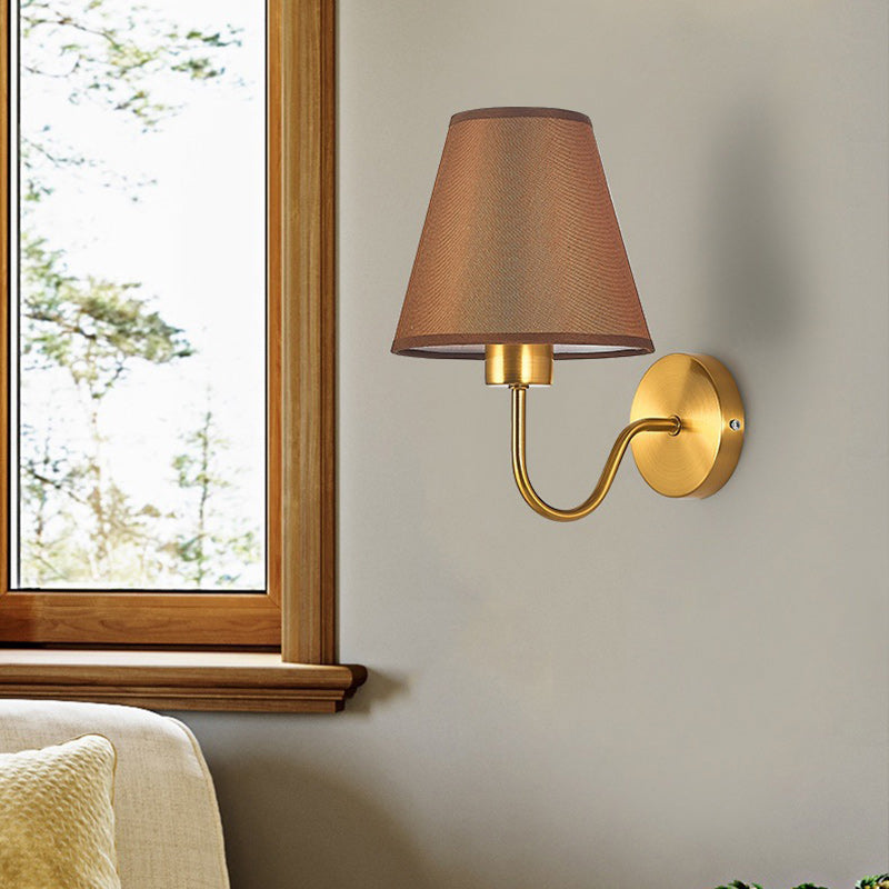 Zeitgenössische nordische runde gebogene Stangen-Eisen-Stoffschirm 1-Licht Wandleuchte Lampe für Wohnzimmer