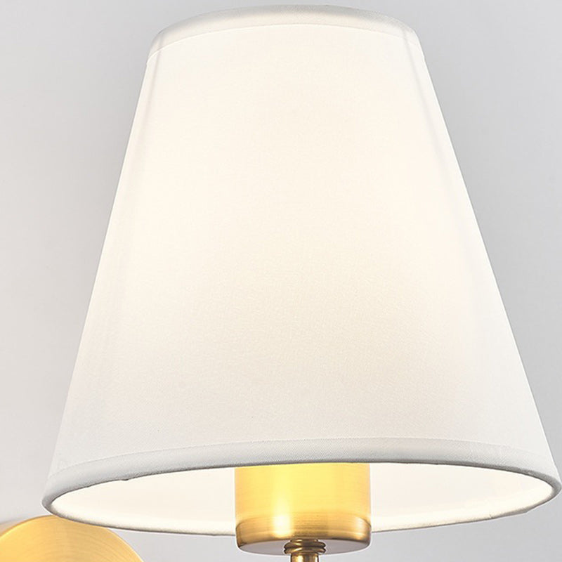 Zeitgenössische nordische runde gebogene Stangen-Eisen-Stoffschirm 1-Licht Wandleuchte Lampe für Wohnzimmer