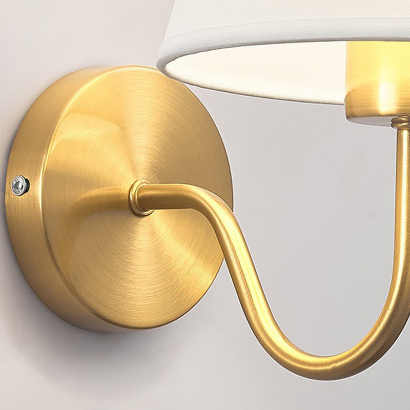 Zeitgenössische nordische runde gebogene Stangen-Eisen-Stoffschirm 1-Licht Wandleuchte Lampe für Wohnzimmer