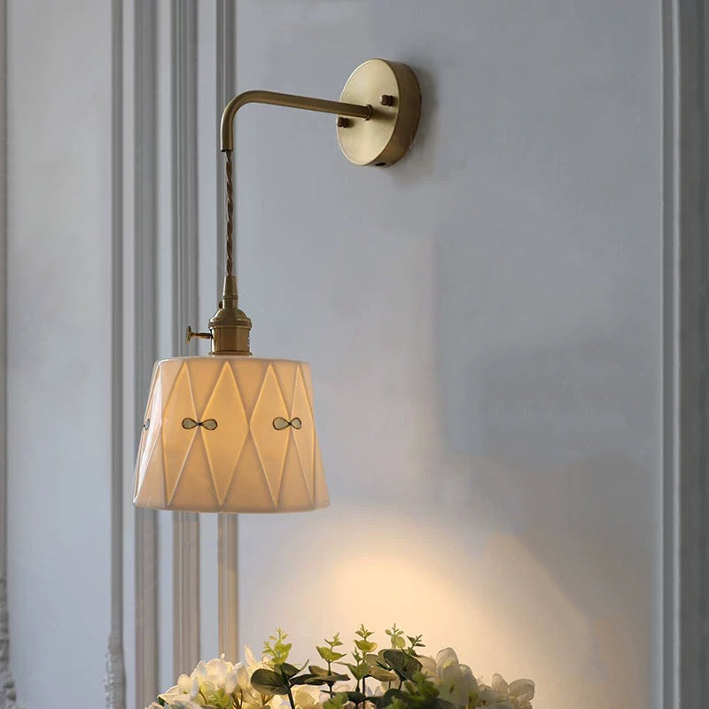 Traditionelle chinesische runde Bogen Diamant Druck Keramik Schirm Messing 1-Licht Wand Leuchte Lampe für Schlafzimmer