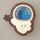 Zeitgenössische Kreative Astronaut Holzbasis PE-Schirm LED Wandleuchte Lampe für Schlafzimmer