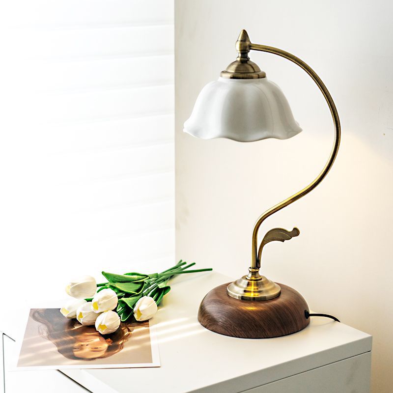 Frendorf | FloraArc Retro Tischlampe | Blumenmuster | Eisen, Glas & Keramik | 1 Licht | Stilvoll für Schlafzimmer