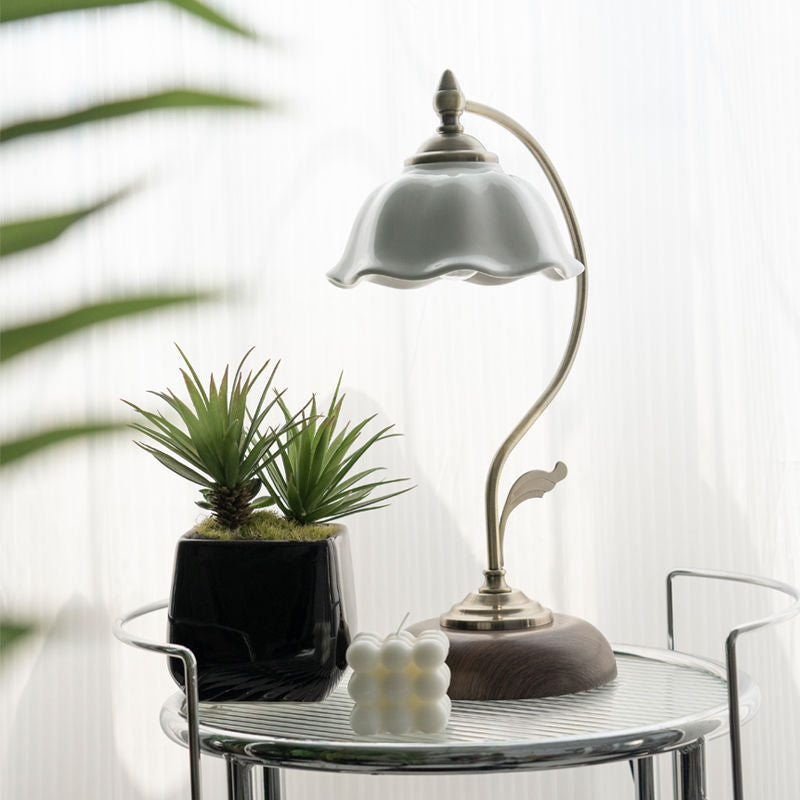 Frendorf | FloraArc Retro Tischlampe | Blumenmuster | Eisen, Glas & Keramik | 1 Licht | Stilvoll für Schlafzimmer