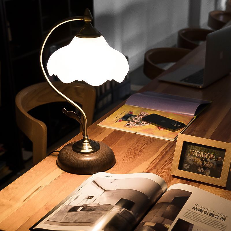 Frendorf | FloraArc Retro Tischlampe | Blumenmuster | Eisen, Glas & Keramik | 1 Licht | Stilvoll für Schlafzimmer