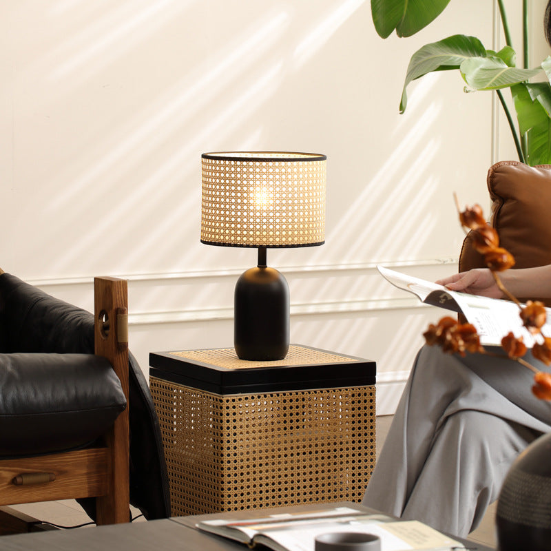 Zeitgenössische Retro-Weave Rattan Trommel Form Eisen 1-Licht Tischlampe Für Schlafzimmer