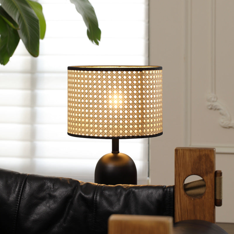 Zeitgenössische Retro-Weave Rattan Trommel Form Eisen 1-Licht Tischlampe Für Schlafzimmer