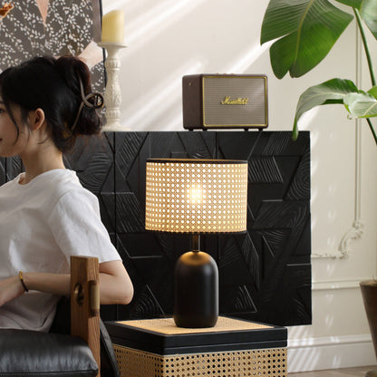 Zeitgenössische Retro-Weave Rattan Trommel Form Eisen 1-Licht Tischlampe Für Schlafzimmer