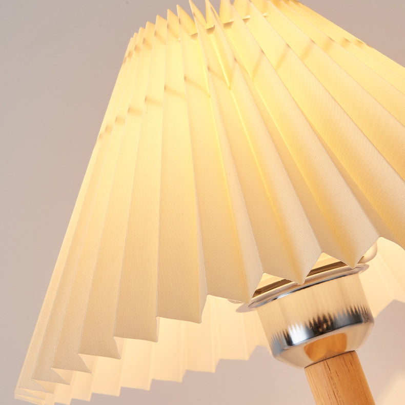 Traditioneller chinesischer plissierter Regenschirm Stoff Schatten Holz 1-Licht Wandlampe für das Wohnzimmer