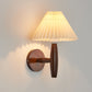Traditioneller chinesischer plissierter Regenschirm Stoff Schatten Holz 1-Licht Wandlampe für das Wohnzimmer