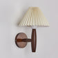 Traditioneller chinesischer plissierter Regenschirm Stoff Schatten Holz 1-Licht Wandlampe für das Wohnzimmer