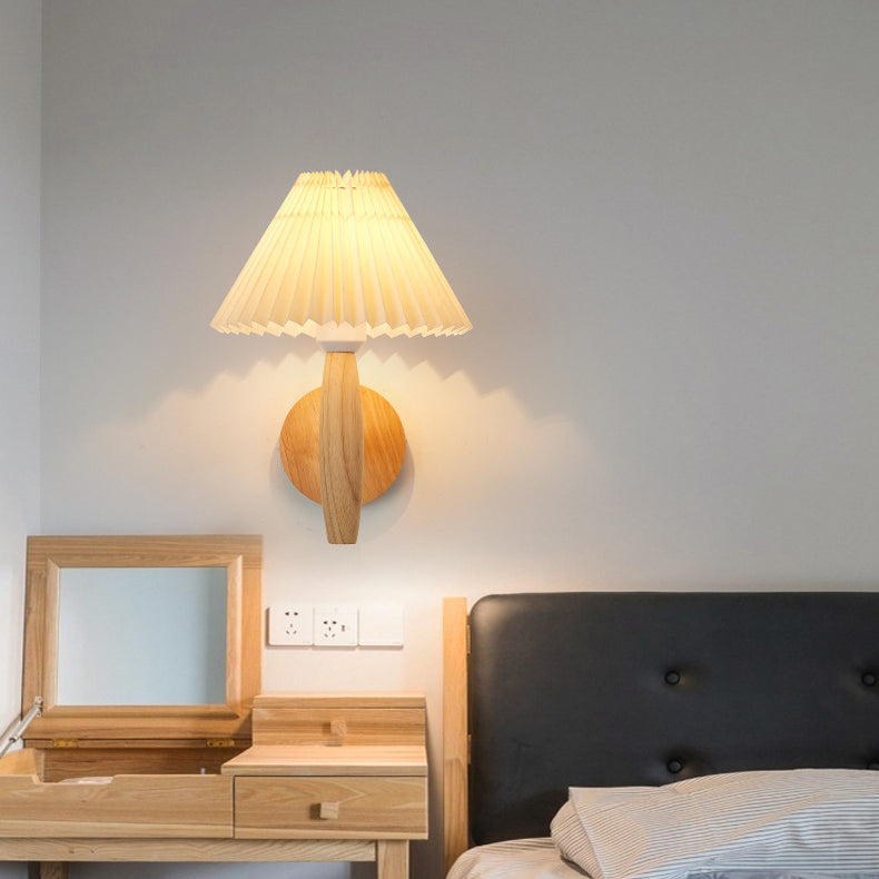 Traditioneller chinesischer plissierter Regenschirm Stoff Schatten Holz 1-Licht Wandlampe für das Wohnzimmer