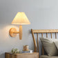 Traditioneller chinesischer plissierter Regenschirm Stoff Schatten Holz 1-Licht Wandlampe für das Wohnzimmer